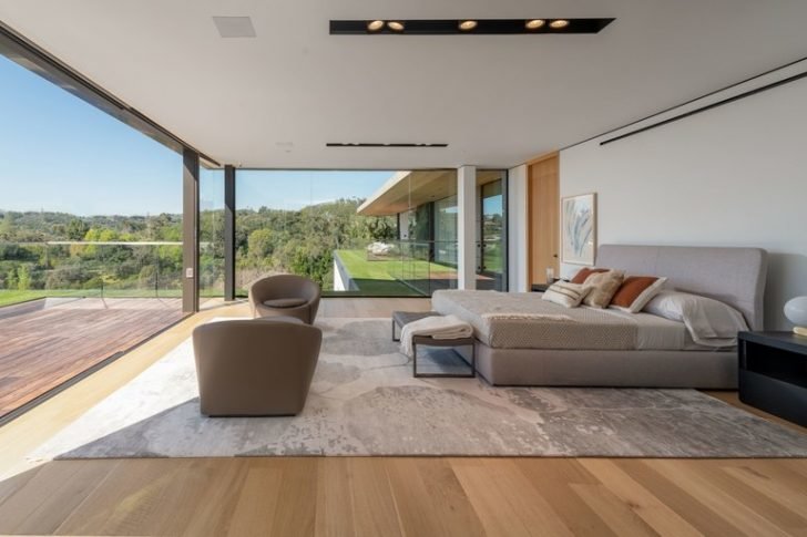 The Prince will enjoy gazing at the stunning views of the Pacific Ocean, Century City skyline, and