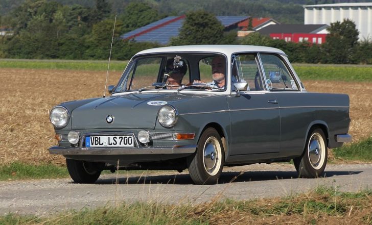 BMW 700